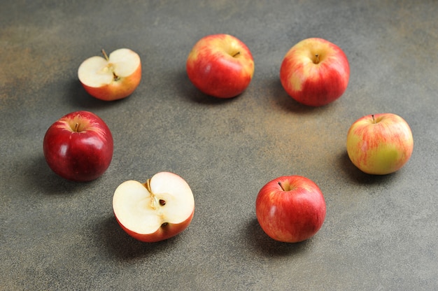 Manzanas enteras y cortadas con espacio para texto