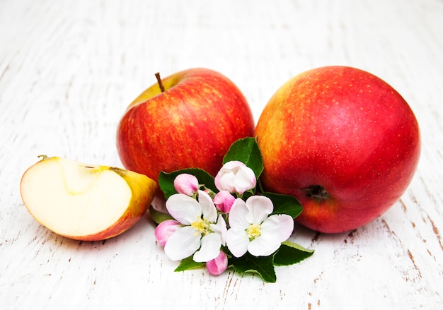 Manzanas y flores de manzano.