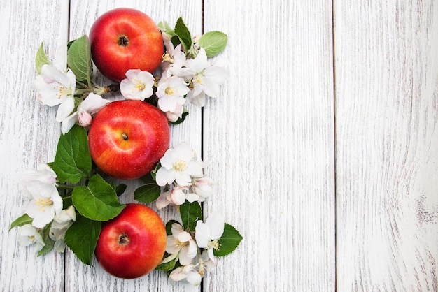 Foto manzanas y flores de primavera