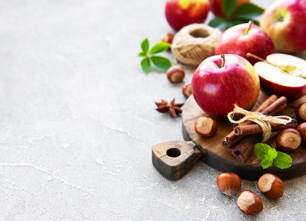 Manzanas frescas, avellanas y canela.