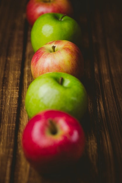 Manzanas frescas y coloridas