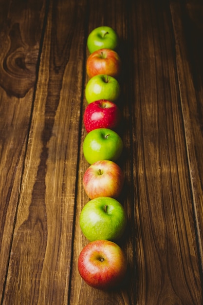 Manzanas frescas y coloridas