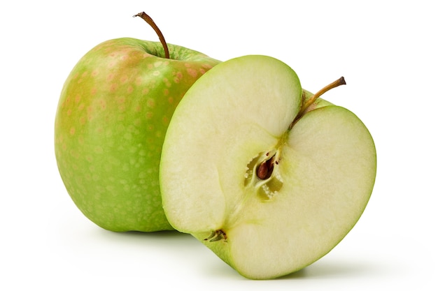 Las manzanas frescas Granny Smith se aíslan en un fondo blanco. Una manzana entera y media.