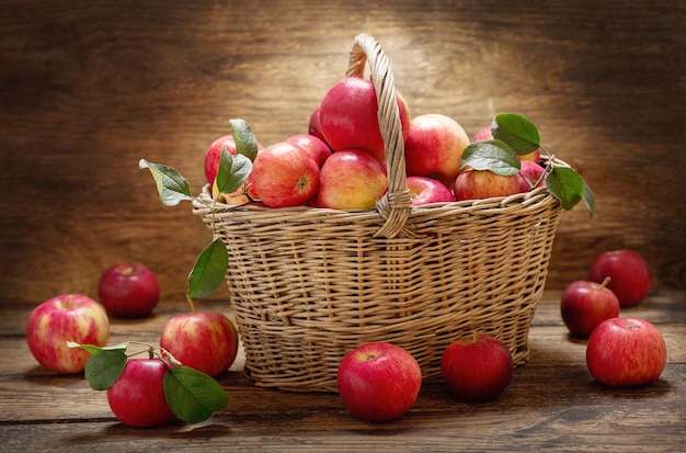 Manzanas frescas con hojas en una cesta