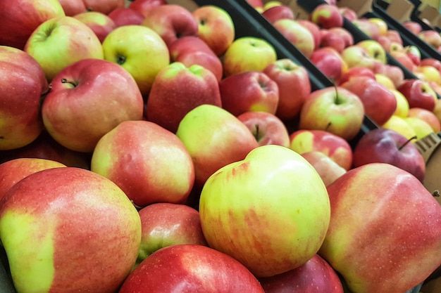 Manzanas frescas en un mercado de verduras o en un supermercado