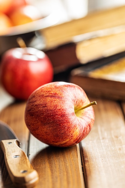 Manzanas frescas de otoño sobre mesa de madera