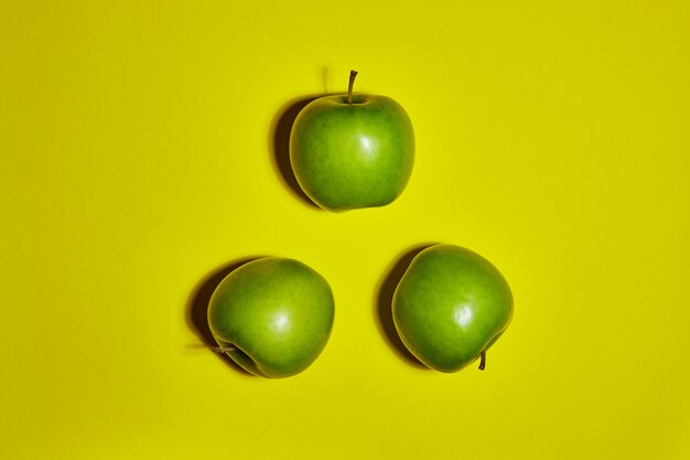 Foto manzanas frescas sobre fondo amarillo