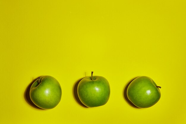 Manzanas frescas sobre fondo amarillo