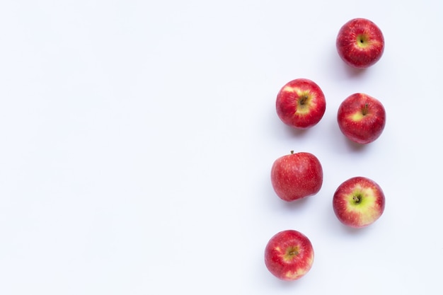 Manzanas frescas sobre fondo blanco.