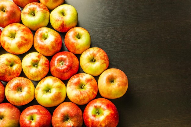 Manzanas frescas sobre un fondo de madera oscura.