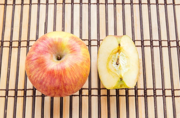 Manzanas frescas sobre fondo de madera