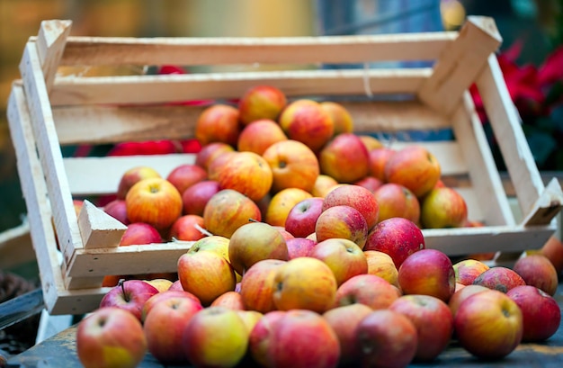 Manzanas de frutas orgánicas frescas en la foto del bazar