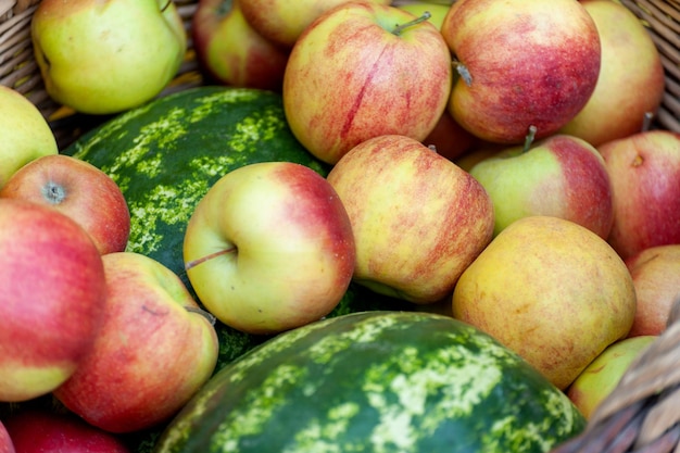 Manzanas de frutas y sandía en cesta de mimbre comida orgánica y vegetariana saludable