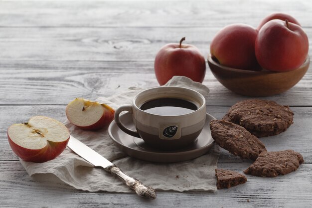 Manzanas y galletas de avena con café.