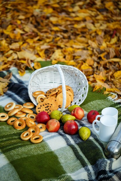 Manzanas y galletas encima rematado en un bosque de otoño