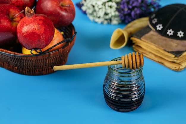 Manzanas, granadas y miel para el libro de la Torá de Rosh Hashaná, kippah a yamolka