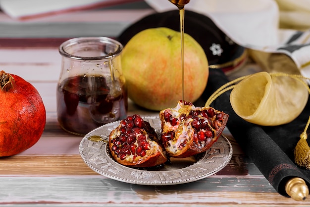 Manzanas, granadas y miel para el libro de la Torá de Rosh Hashaná