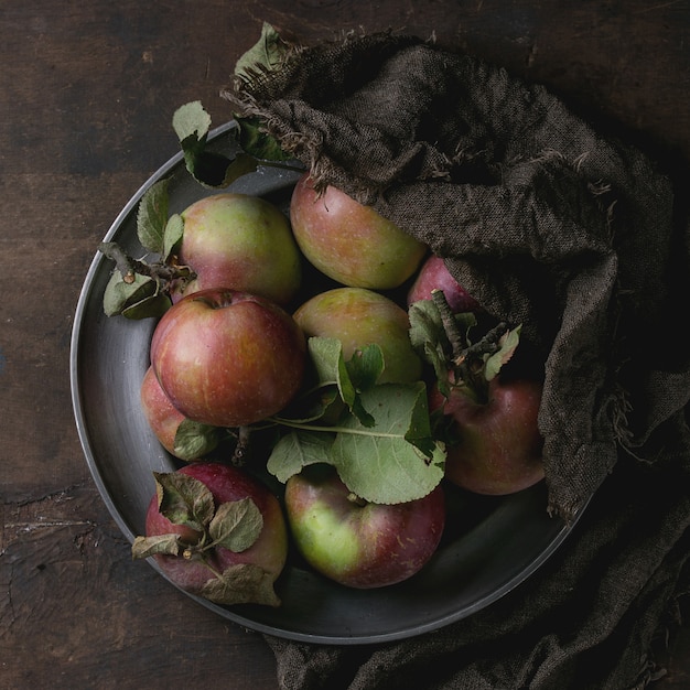 Foto manzanas con hojas