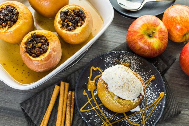 Manzanas horneadas orgánicas servidas con helado de vainilla.