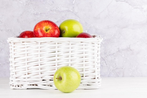 Manzanas de jardín rojas y verdes