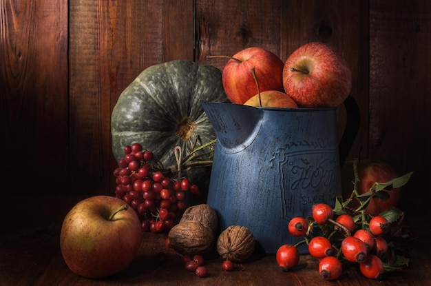 manzanas en una jarra de jardín sobre un fondo de madera oscura en un estilo rústico