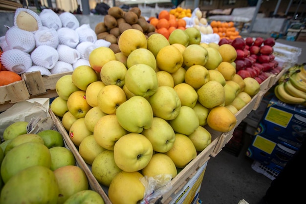 Las manzanas jugosas en el bazar