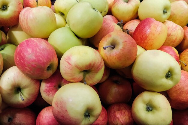 Manzanas maduras en cesta de fondo o textura