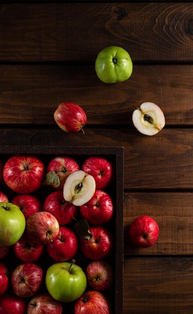 Manzanas maduras y una cortada por la mitad