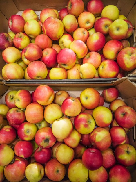 Manzanas maduras en el mercado.