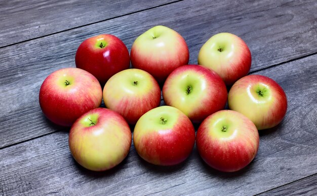 Manzanas maduras en una mesa de madera.