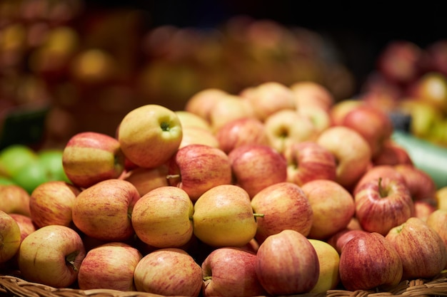 manzanas maduras en el mostrador de la tienda Manzanas rojas y verdes en el mostrador del mercado