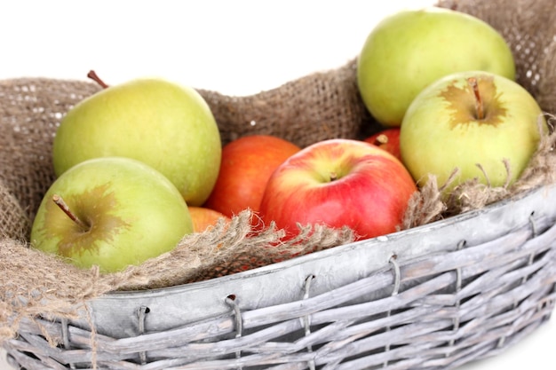 Manzanas maduras en primer plano de la cesta