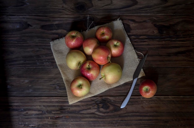 Manzanas maduras en un primer plano de la placa