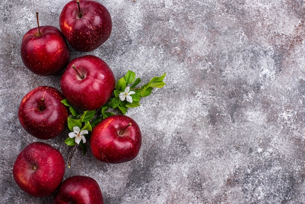 Manzanas maduras rojas frescas en gris. Vista superior