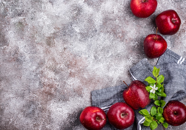 Manzanas maduras rojas frescas en gris