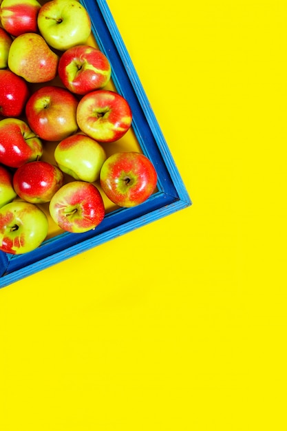 Manzanas maduras sobre un fondo amarillo