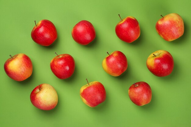 Manzanas maduras sobre fondo verde, vista superior