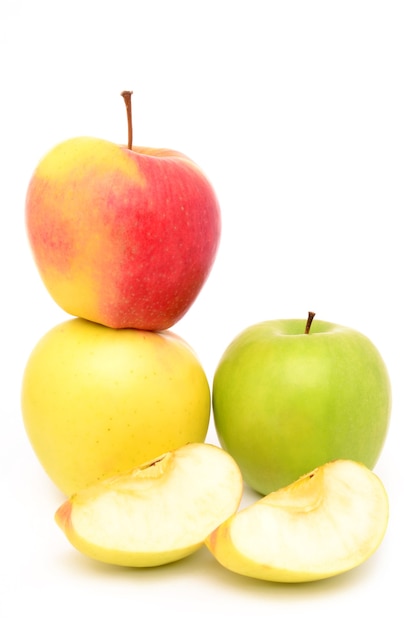 Manzanas maduras sobre una superficie blanca aislada