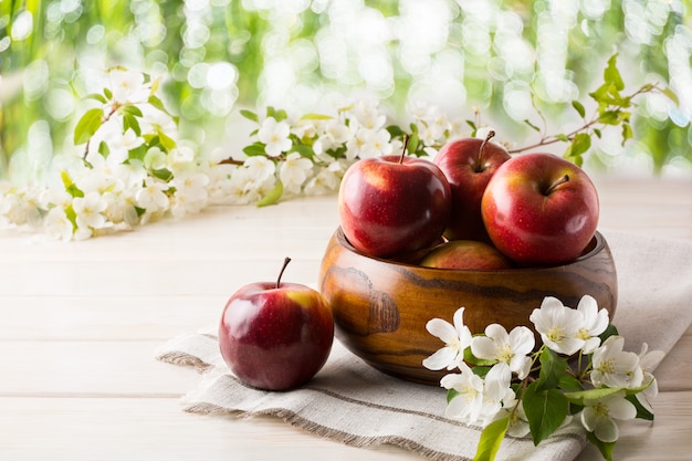 Manzanas maduras en tazón de madera