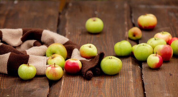 Manzanas en una mesa en un jardín.