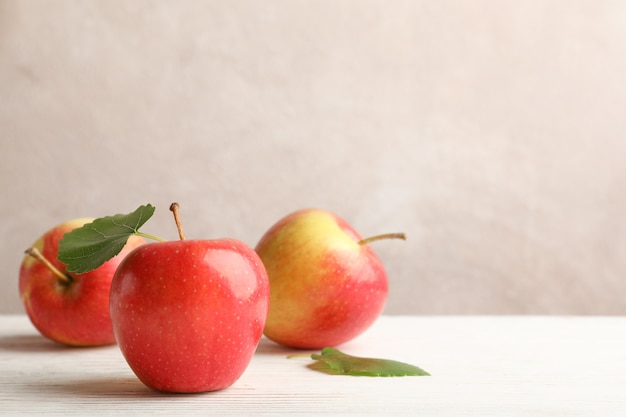 manzanas en la mesa de madera blanca