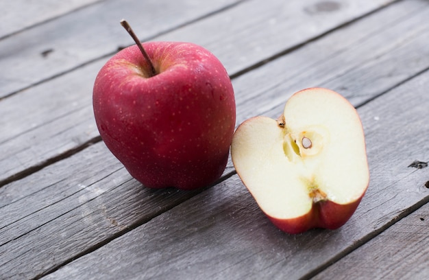 manzanas en la mesa de madera vieja