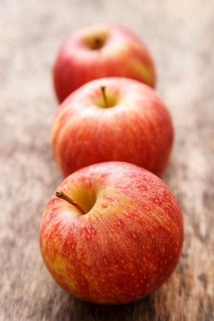 Manzanas en la mesa de madera