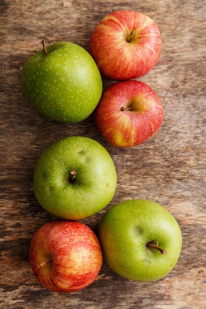 Manzanas en la mesa