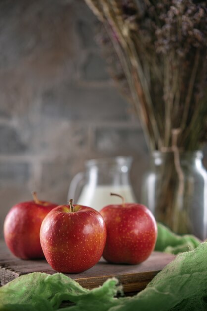 Manzanas en la mesa