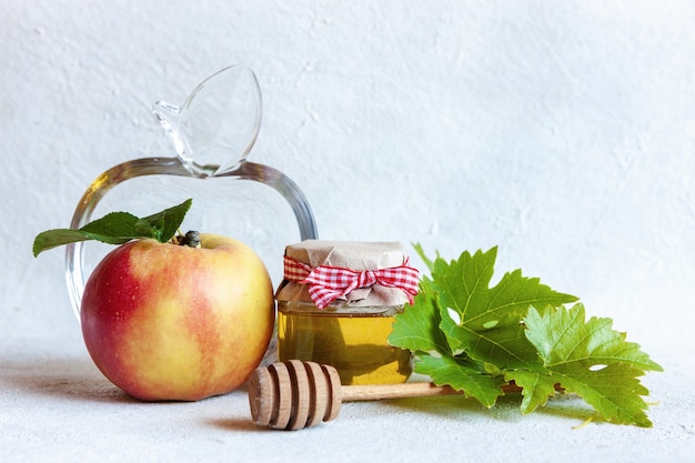 Manzanas y miel aislados de cerca