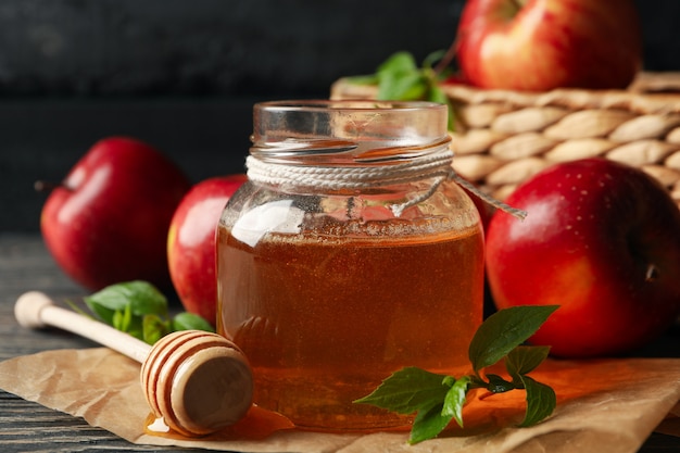 Manzanas y miel en madera, de cerca