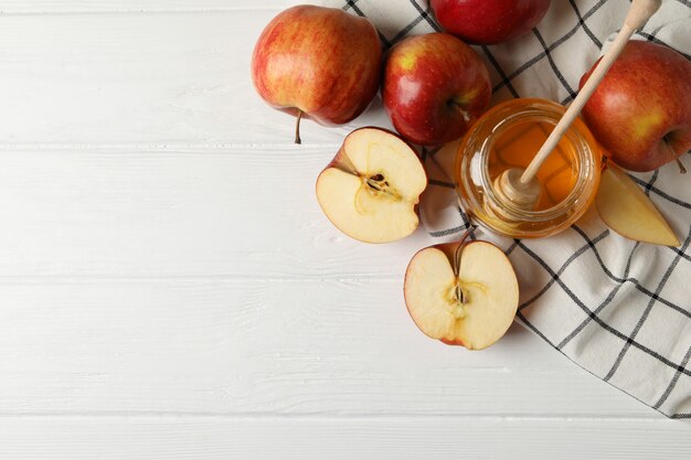 Manzanas y miel en madera, vista superior