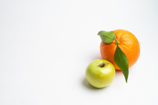 Foto manzanas y naranja fresca del jardín aislado fondo blanco