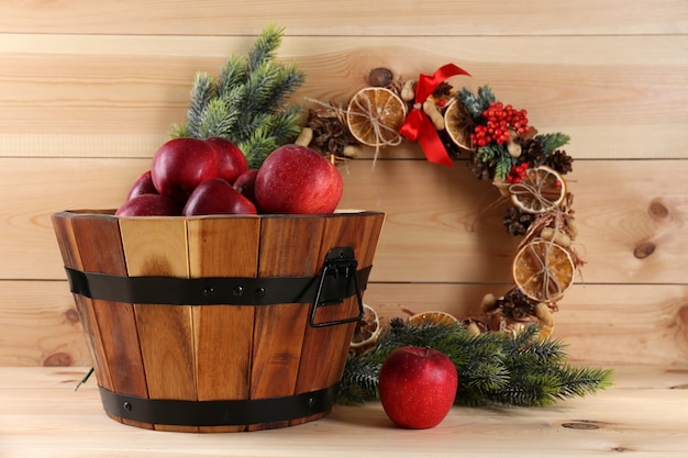 Foto manzanas de navidad en mesa de madera